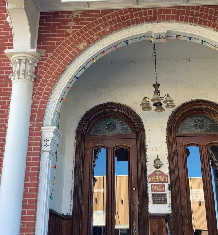 Decker Hotel And Bar主图