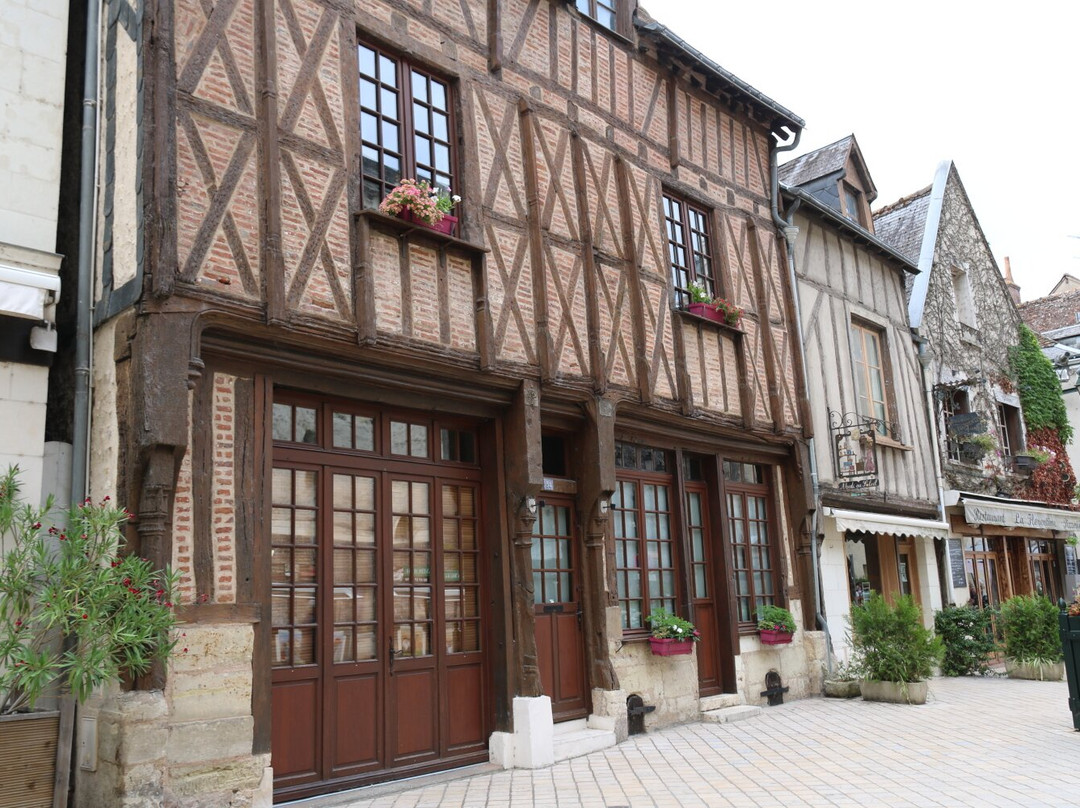 Place Michel Debré-昂布瓦斯必去景点