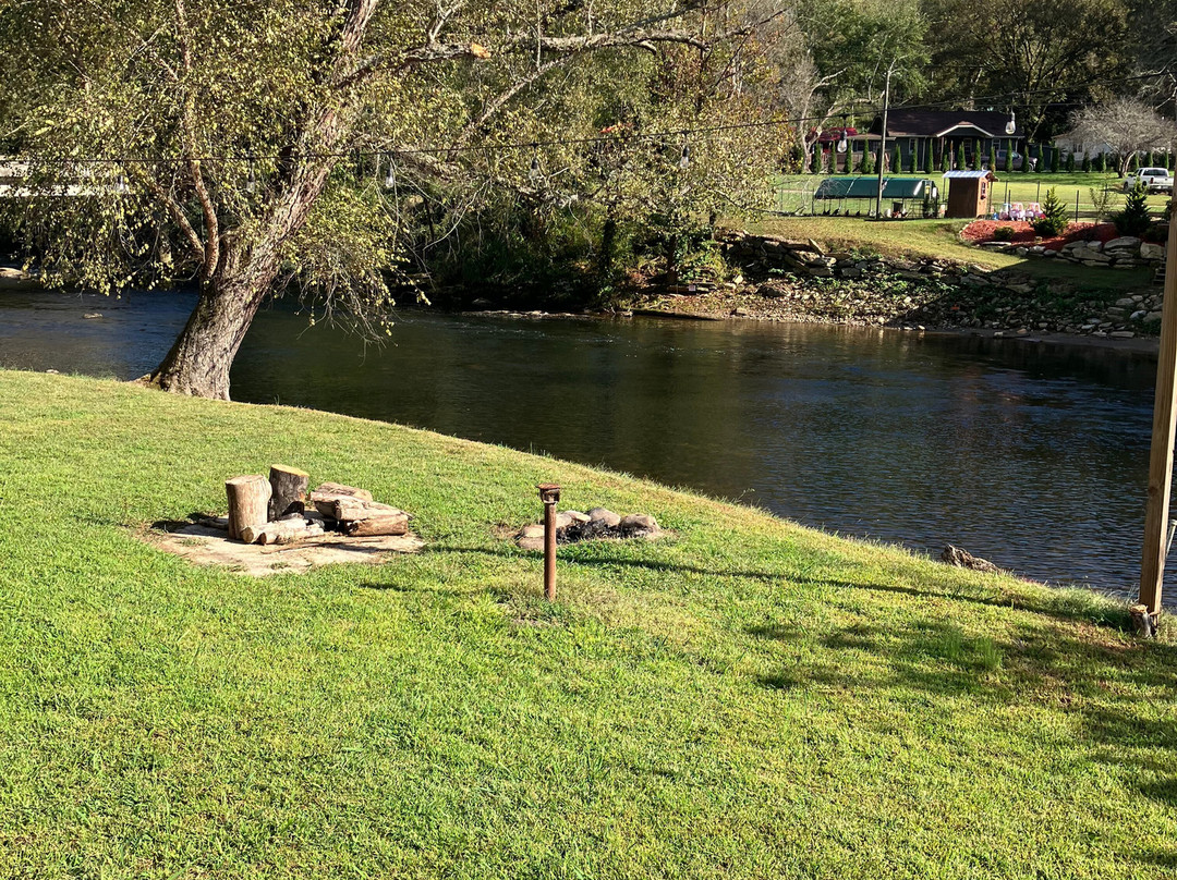 Lloyd's On The River Country Inn By Oyo主图