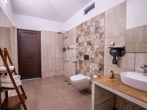 Tuskers Hill by Poppys Anaikatti主图