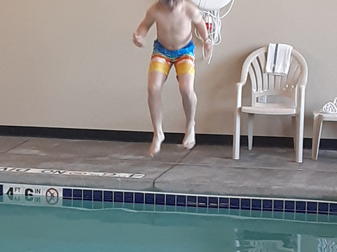 鹅卵石套房酒店-小滑道主图