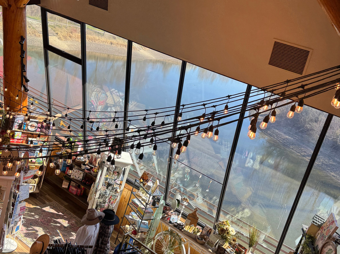 Cedar Street Bridge Public Market-桑德波因特必去景点