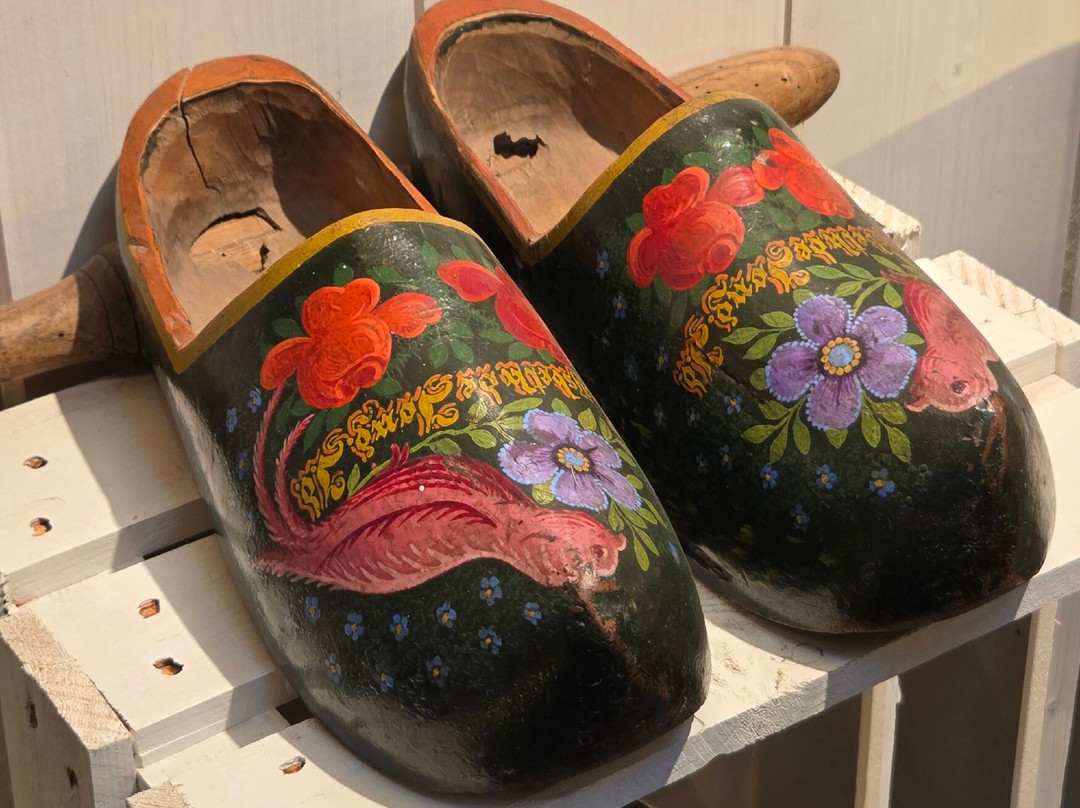Kooijman Souvenirs & Clogs Wooden Shoe Workshop-赞丹必去景点