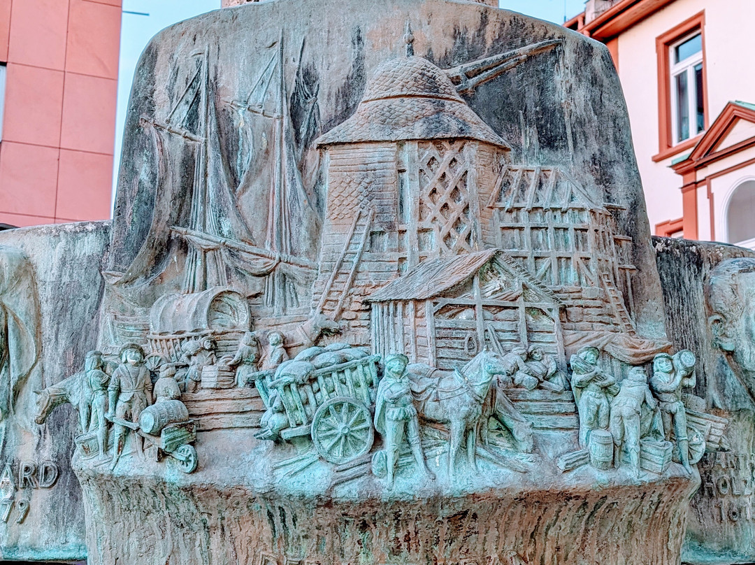 Markbrunnen mit Motiven aus der Binger Geschichte-莱茵河畔宾根必去景点