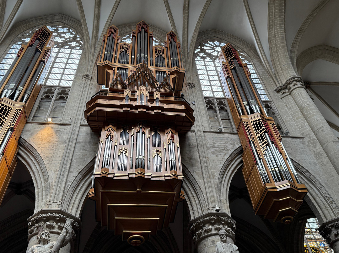 圣弥额尔圣古都勒主教座堂（Cathedrale St-Michel et Ste-Gudule）-布鲁塞尔必去景点
