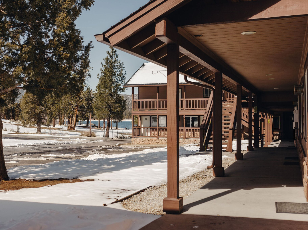 Vintage Lakeside Inn