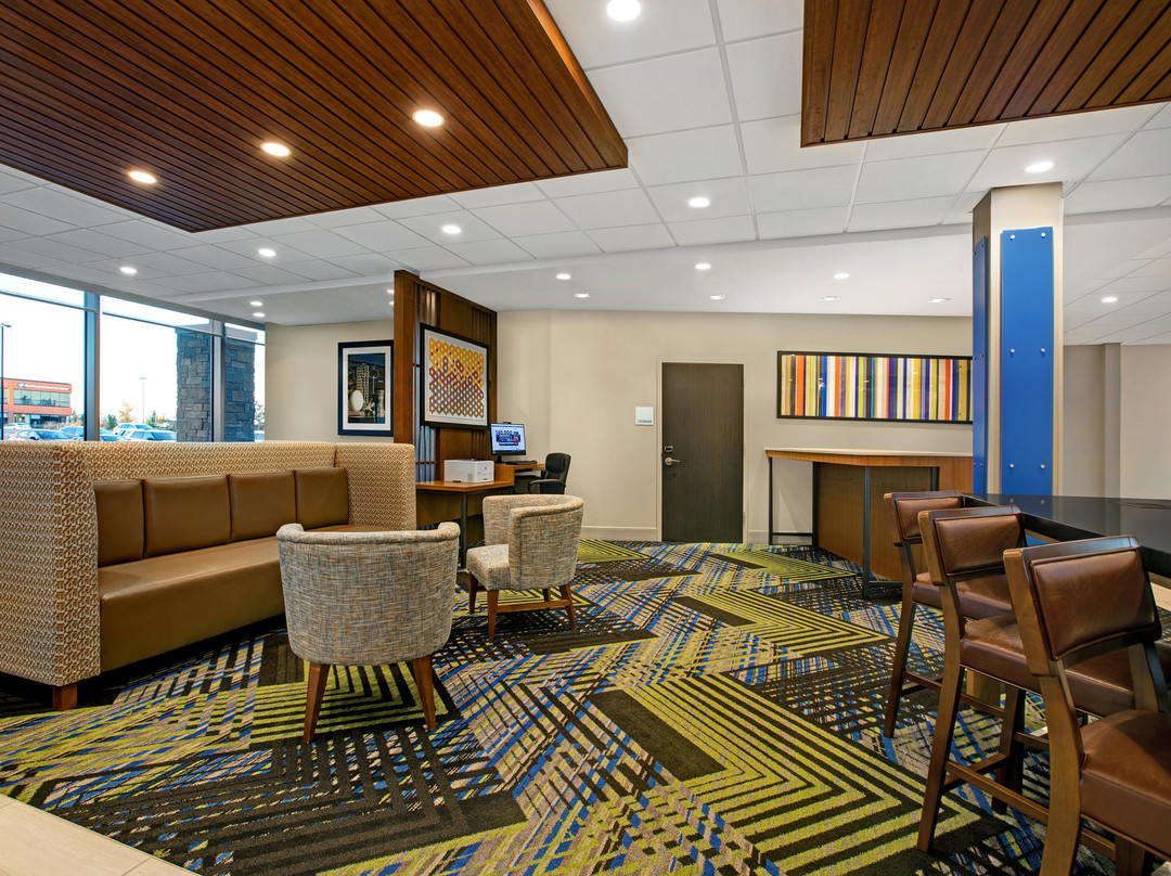 Holiday Inn Express & Suites Milwaukee - Brookfield By IHG主图