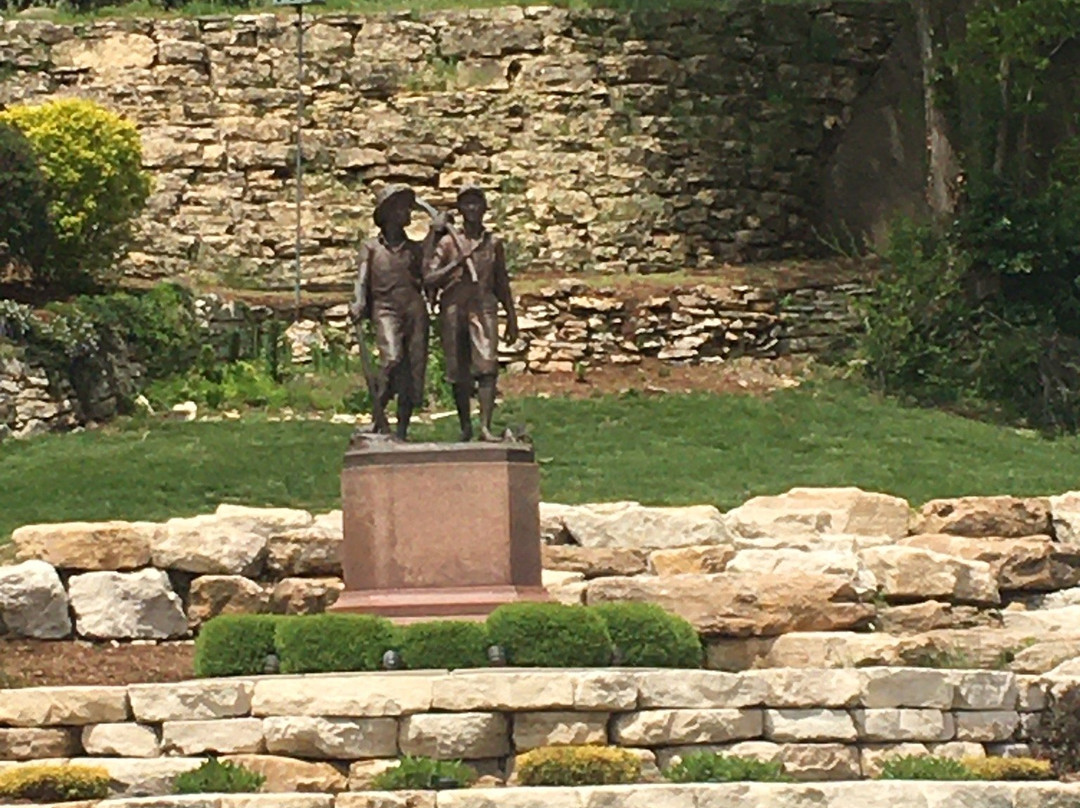 Tom and Huck's Statue景点图片