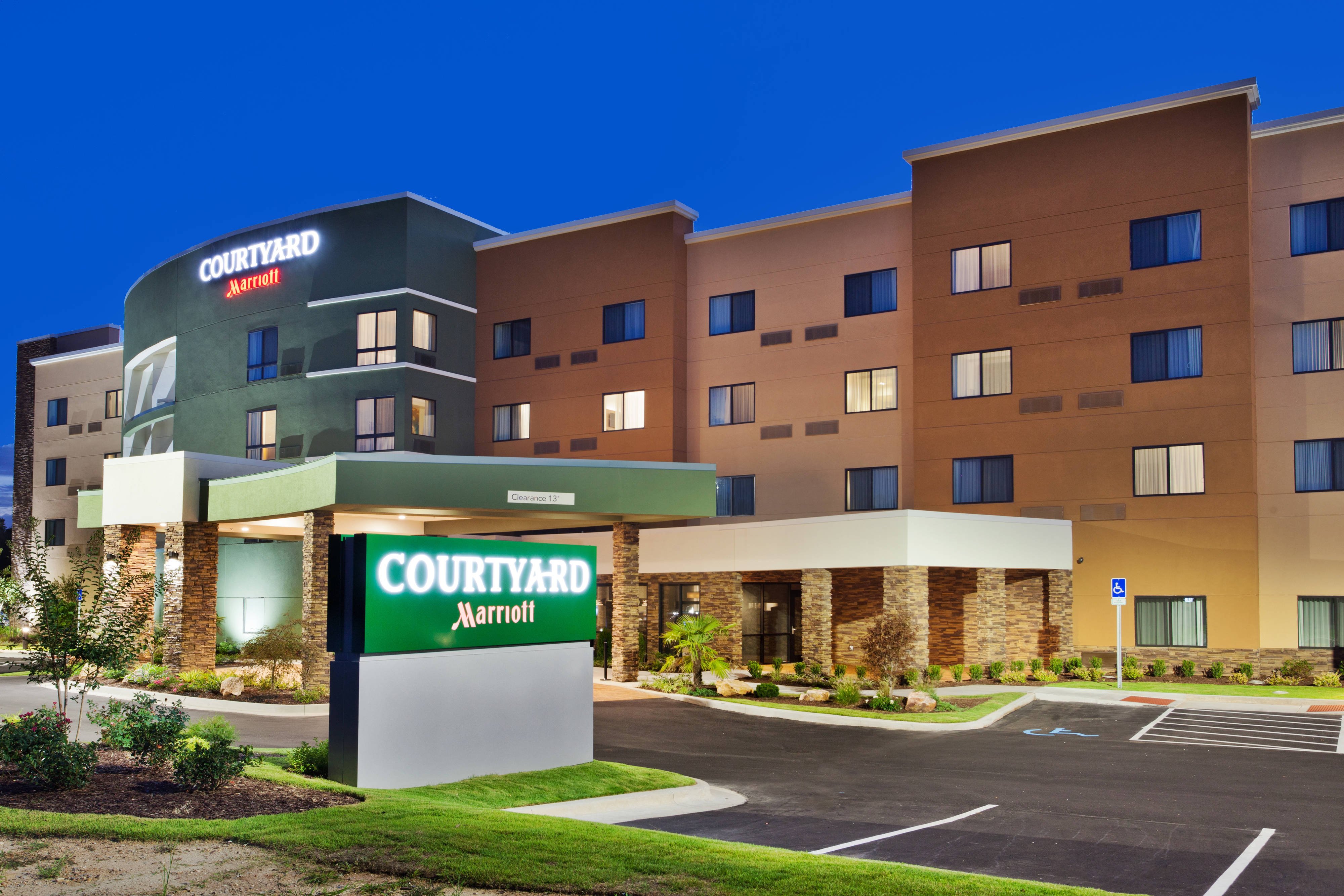 Courtyard Auburn-官方