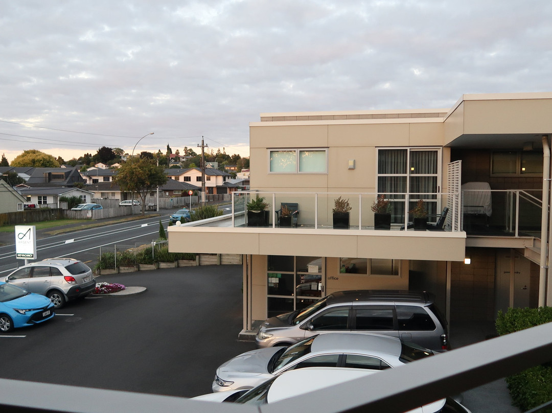 银色汽车旅馆主图