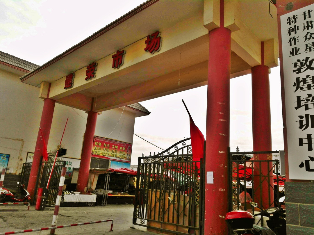 嘉年华精品酒店主图