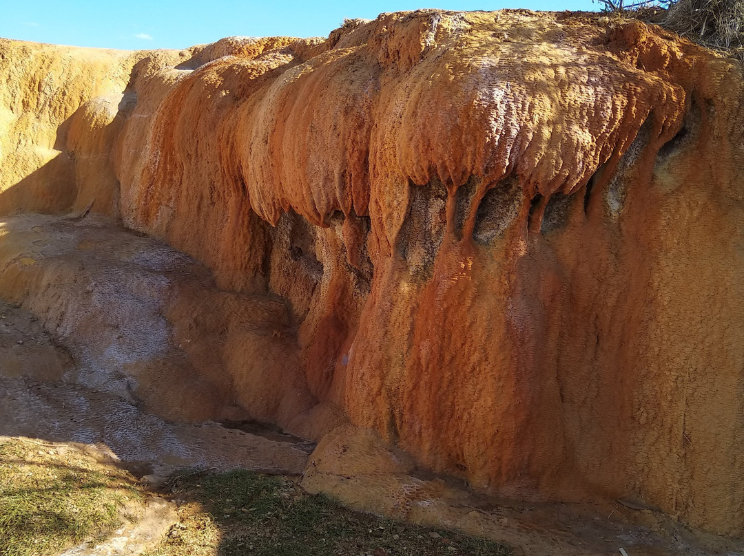Geysers of Analavory景点图片