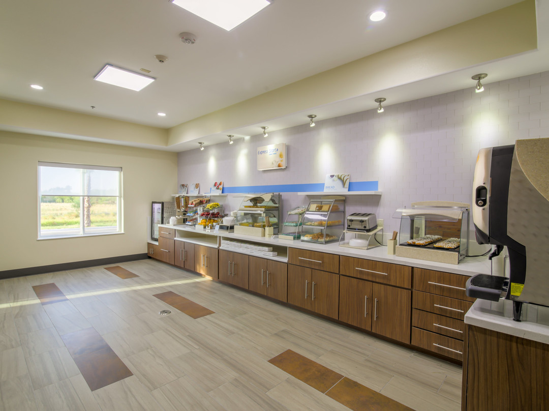 Holiday Inn Express & Suites Raymondville By IHG主图