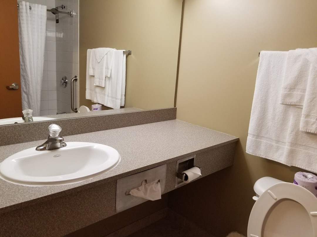 米德兰速8酒店主图