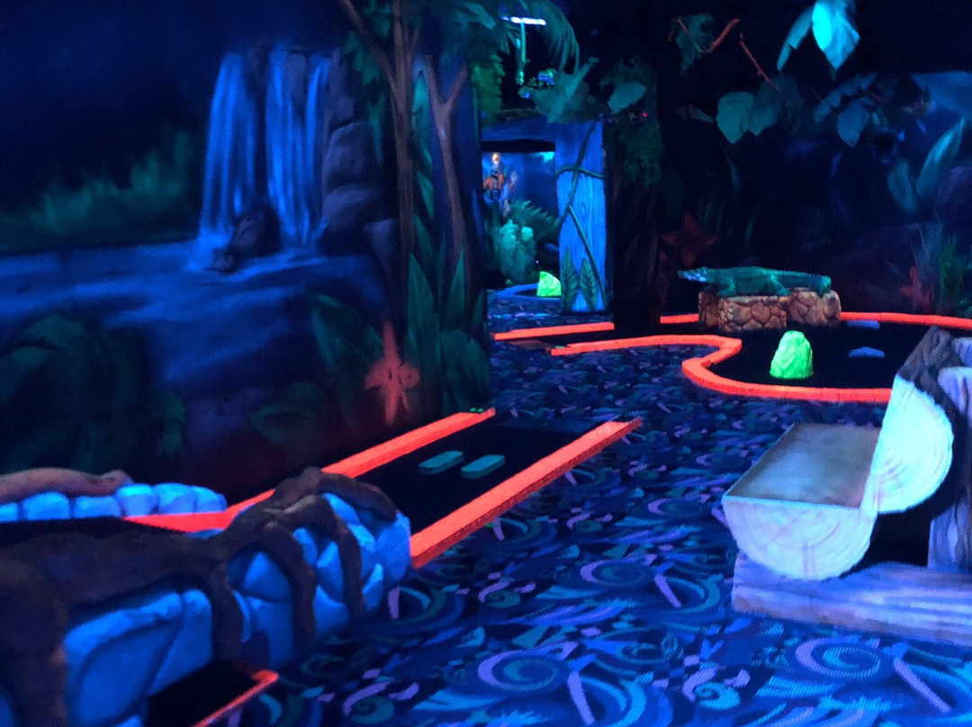 Goolfy Blacklight Minigolf-布朗肯堡必去景点