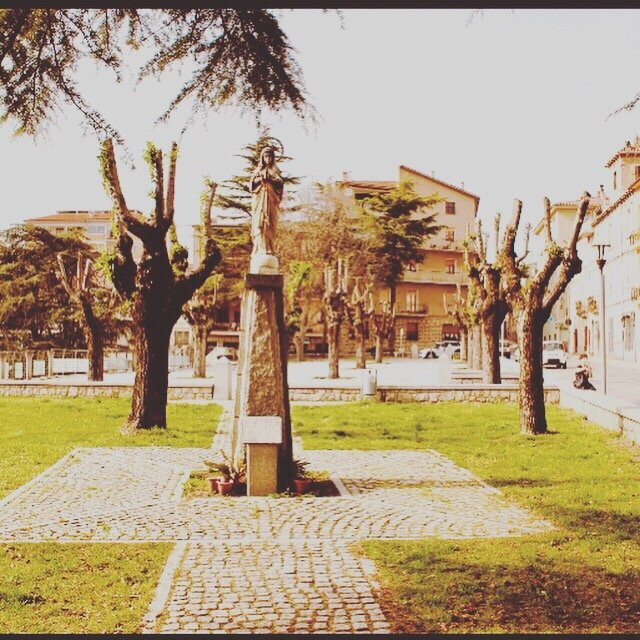 Nuchis旅游景点-Piazza La Madonnina