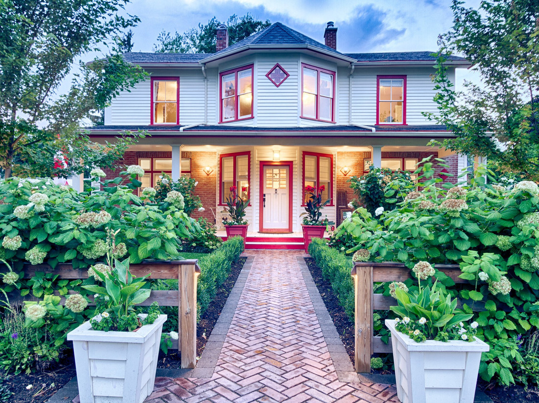 Five Blocks North主图