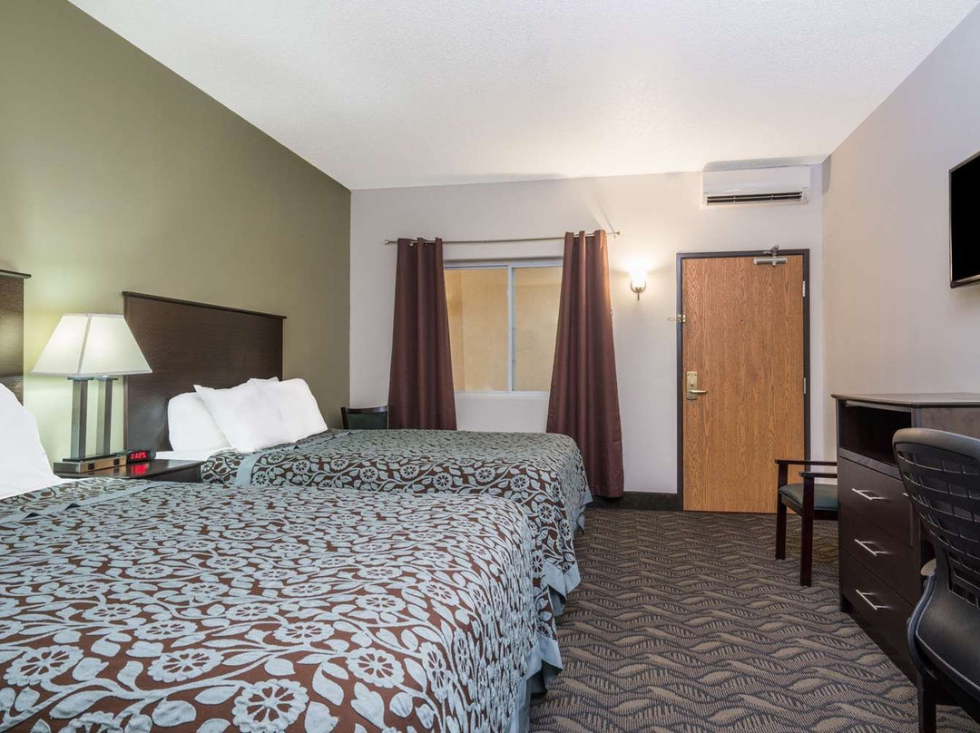 Days Inn Hotel & Governors' Waterpark, RV Park & Fitness Center主图