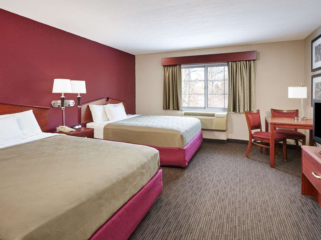 AmericInn by Wyndham Douglas / Saugatuck主图