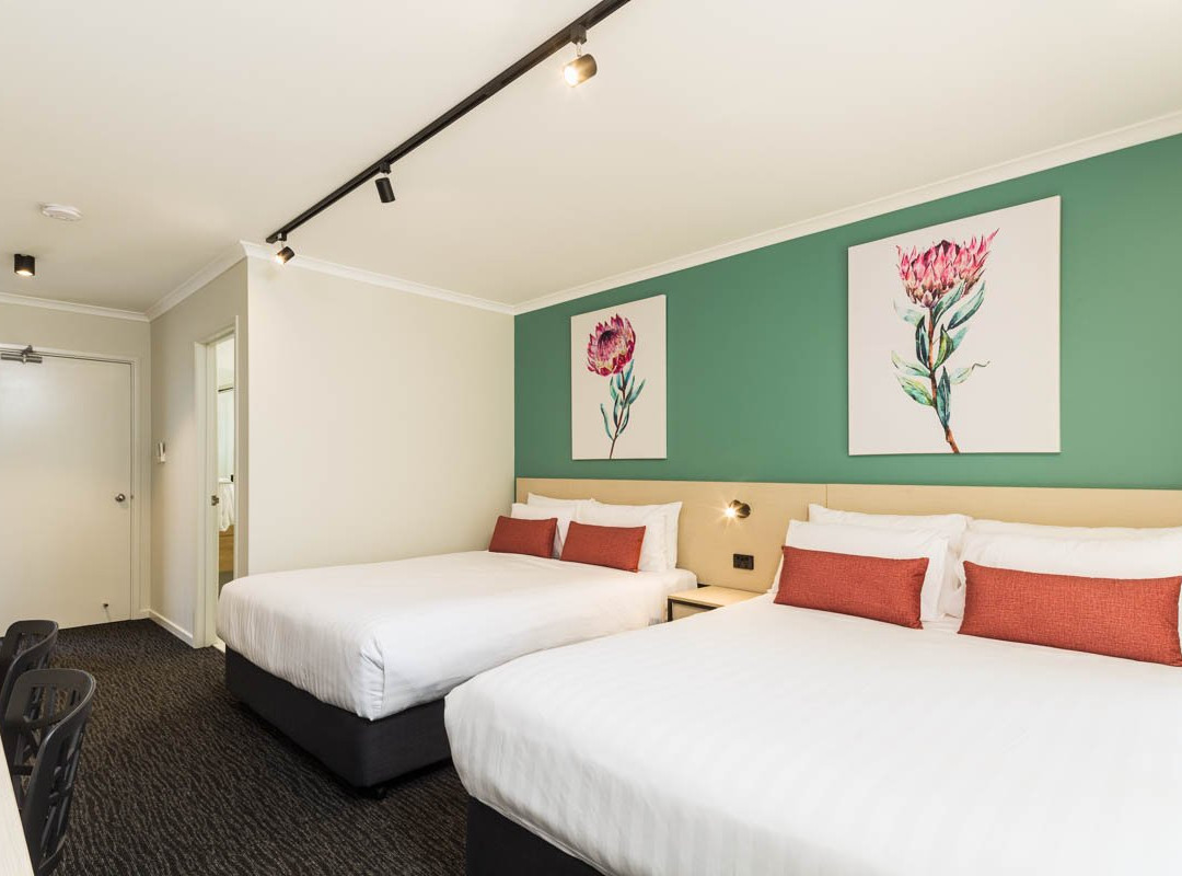 Nightcap at Balaclava Hotel主图