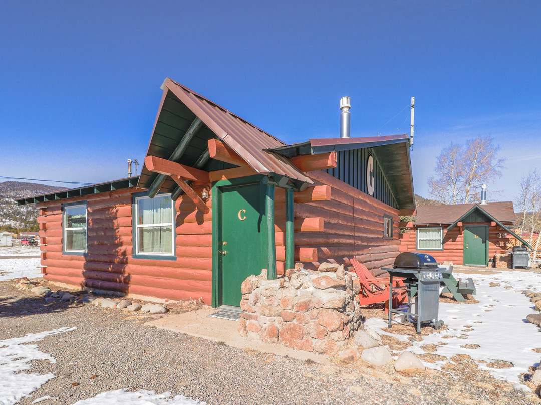 Foothills Lodge & Cabins主图