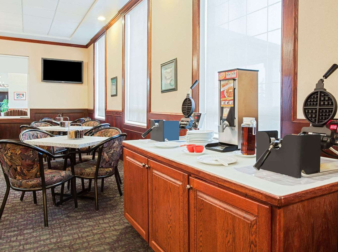 Ramada by Wyndham Red Deer Hotel and Suites主图