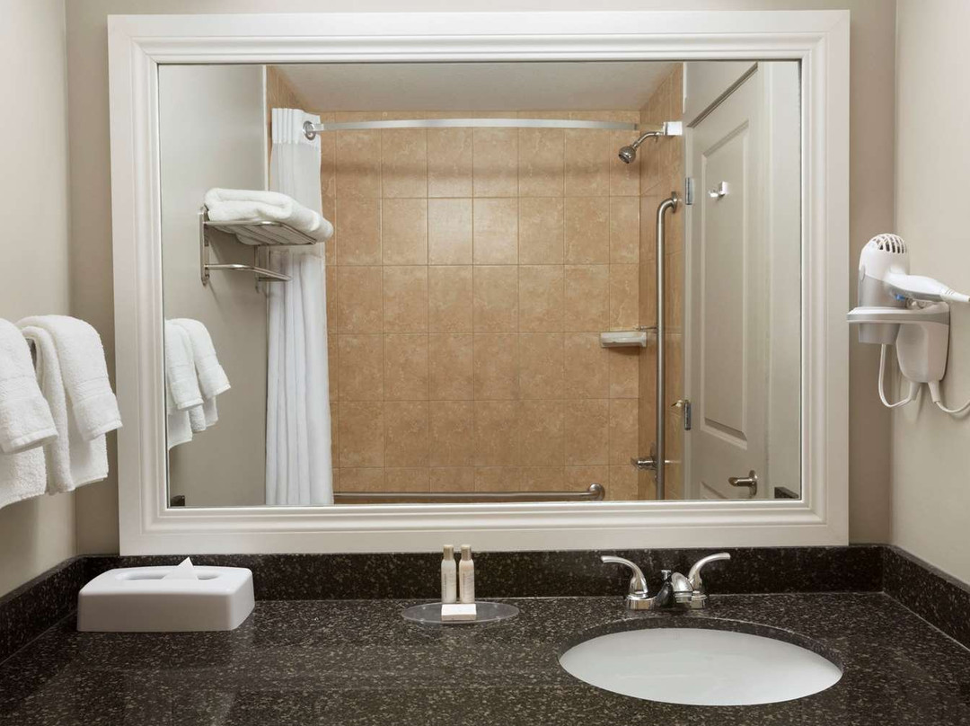 Crest Inn & Suite主图