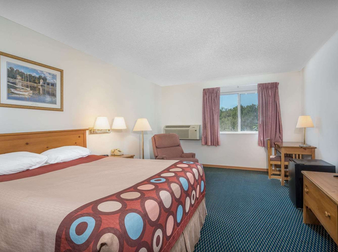 Super 8 by Wyndham Phillips主图