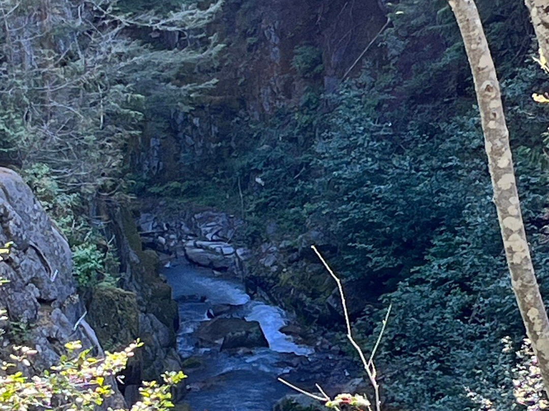 Christine Falls Viewpoint景点图片