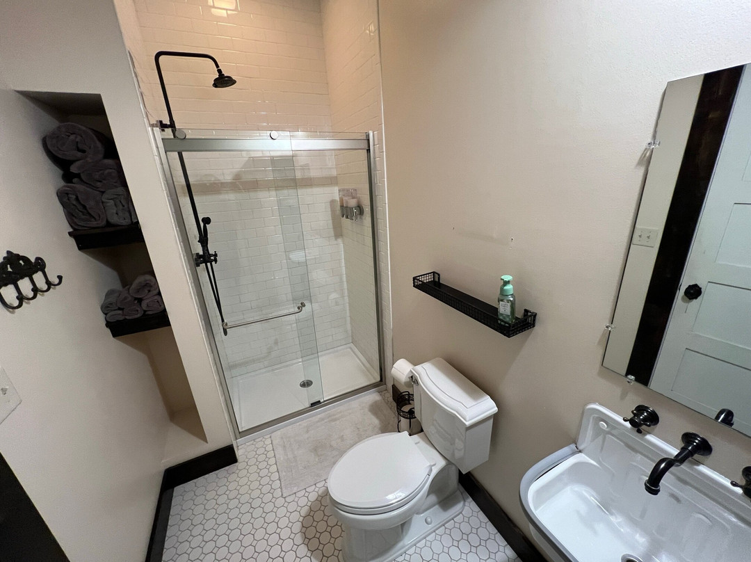 Eighteen-Ninety Sleepover主图