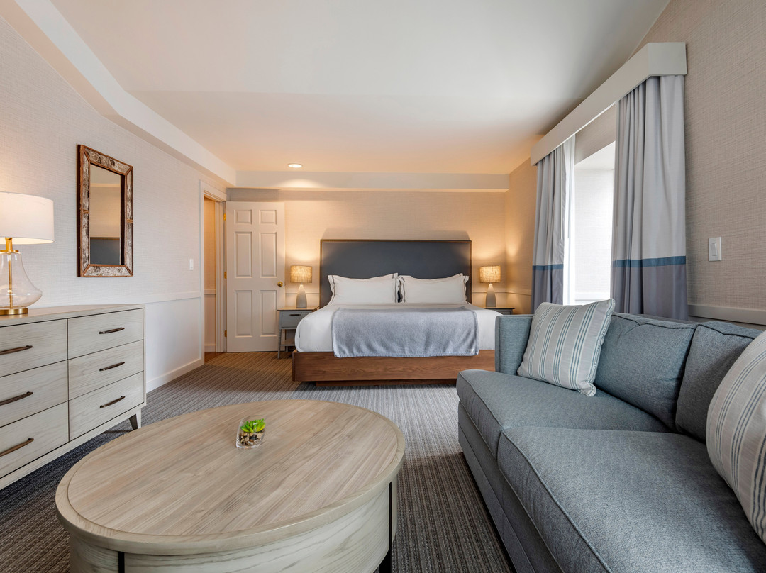 湖畔米尔瀑布酒店主图