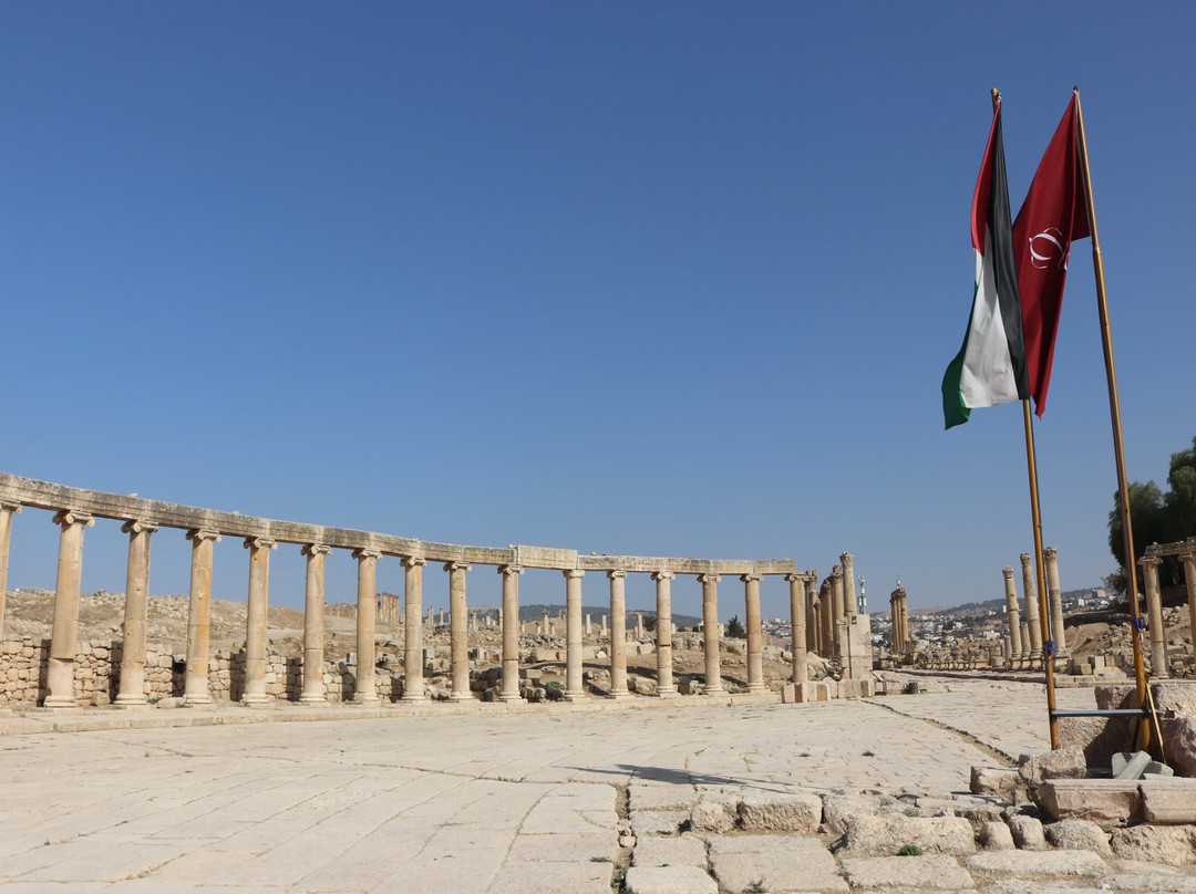 Oval Plaza-杰拉什必去景点