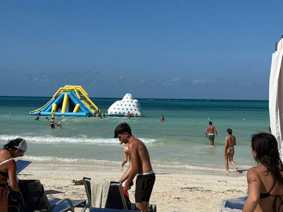 Red Stripe Beach-法尔茅斯必去景点