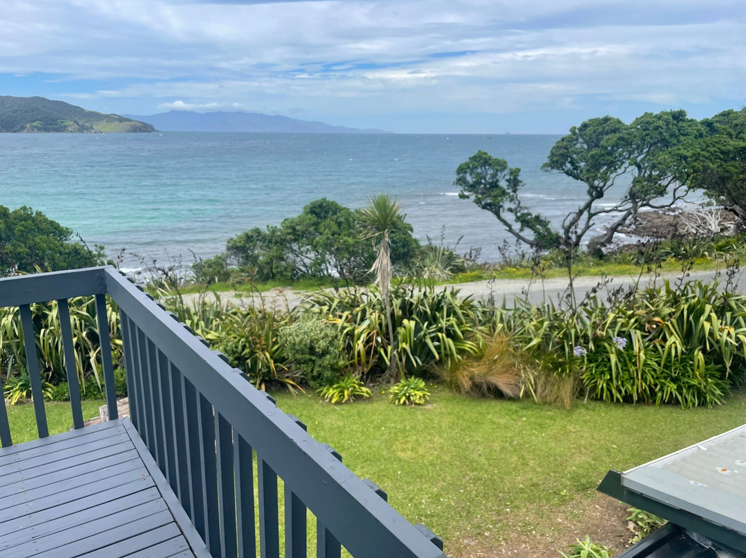 Tipi and Bobs Waterfront Lodge主图