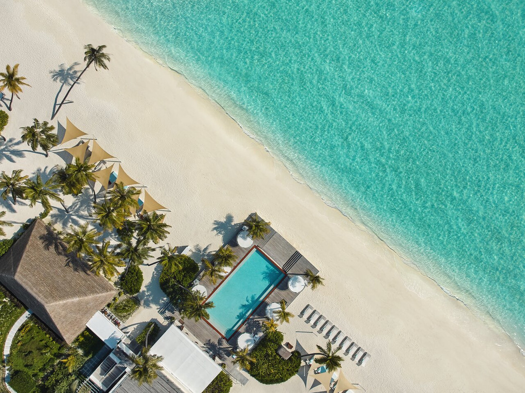 Shimmers At Jumeirah Olhahali Island