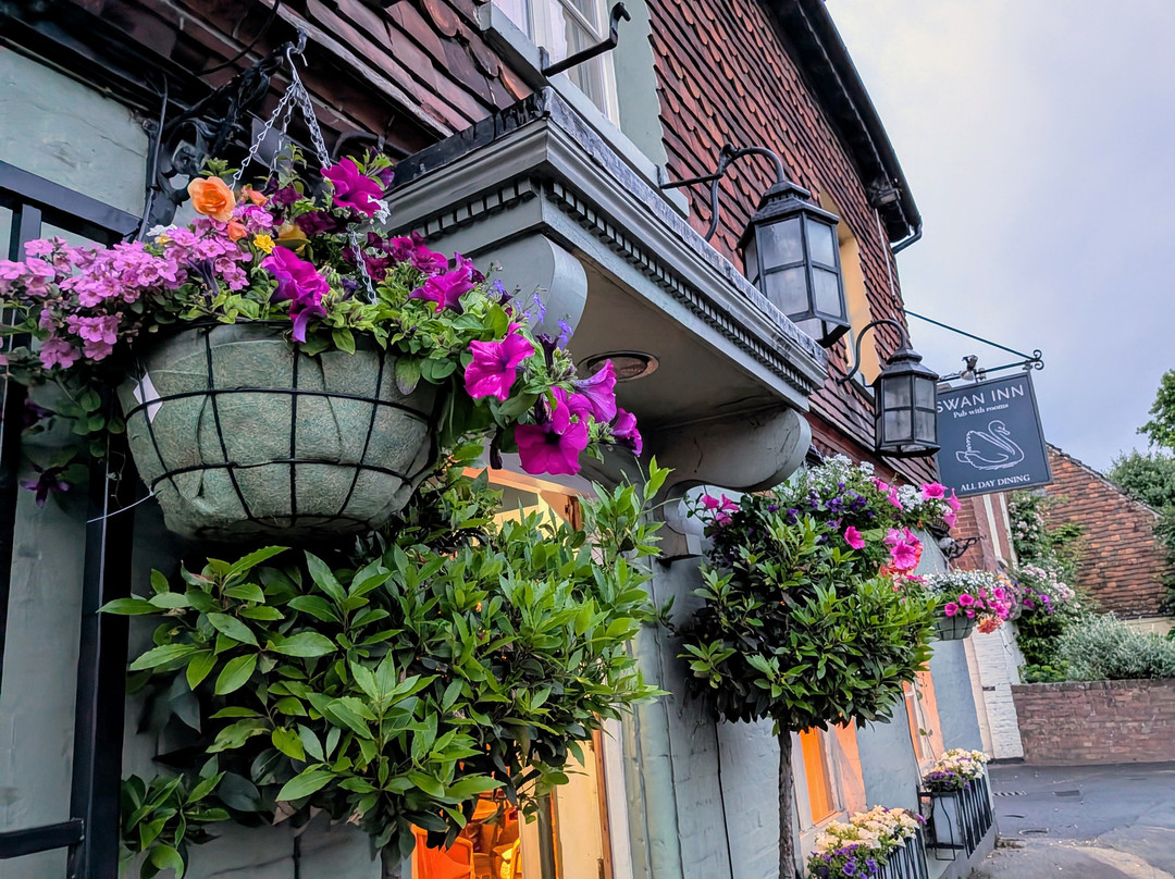 Charming Bedrooms at the Swan Inn Chiddingfold主图