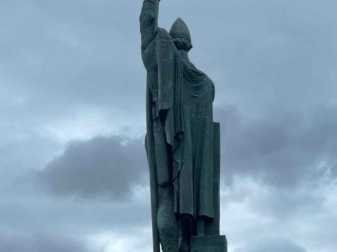 Arnarholl Statue-雷克雅未克必去景点