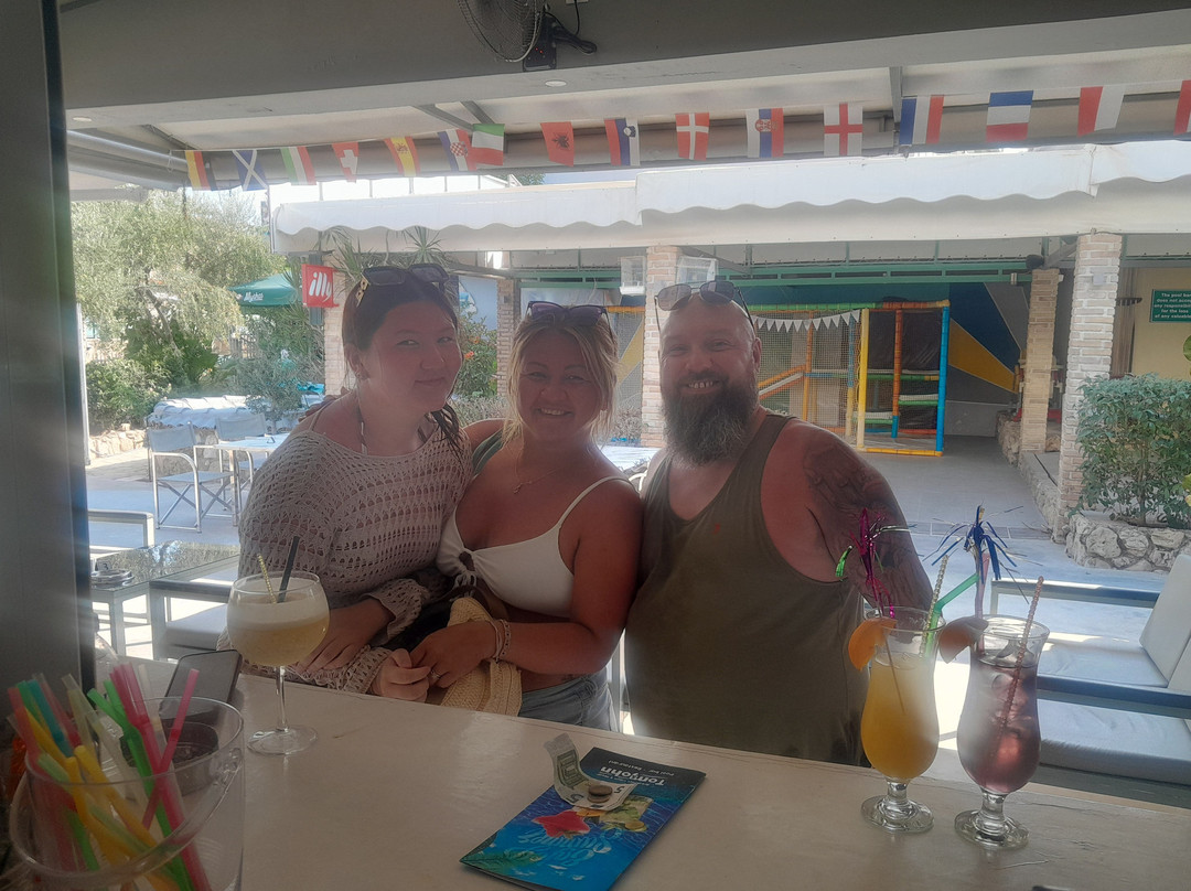 Tom & John Center Pool Bar