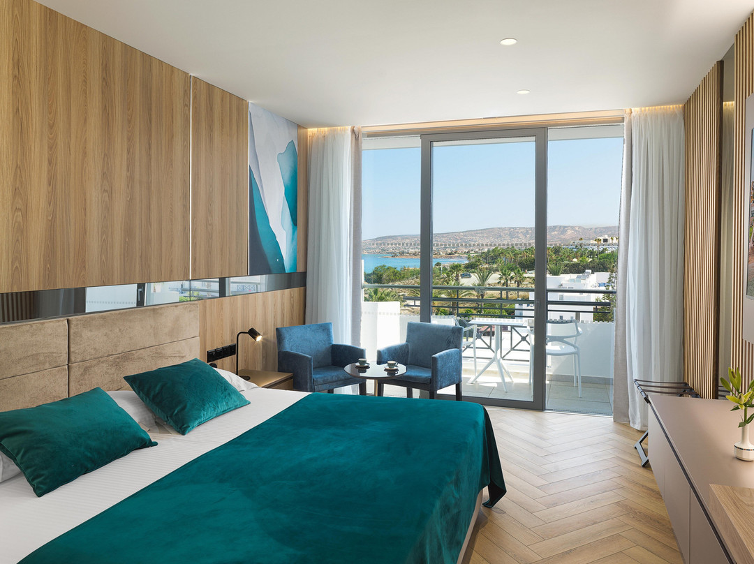 St. George Beach Hotel & Spa Resort主图