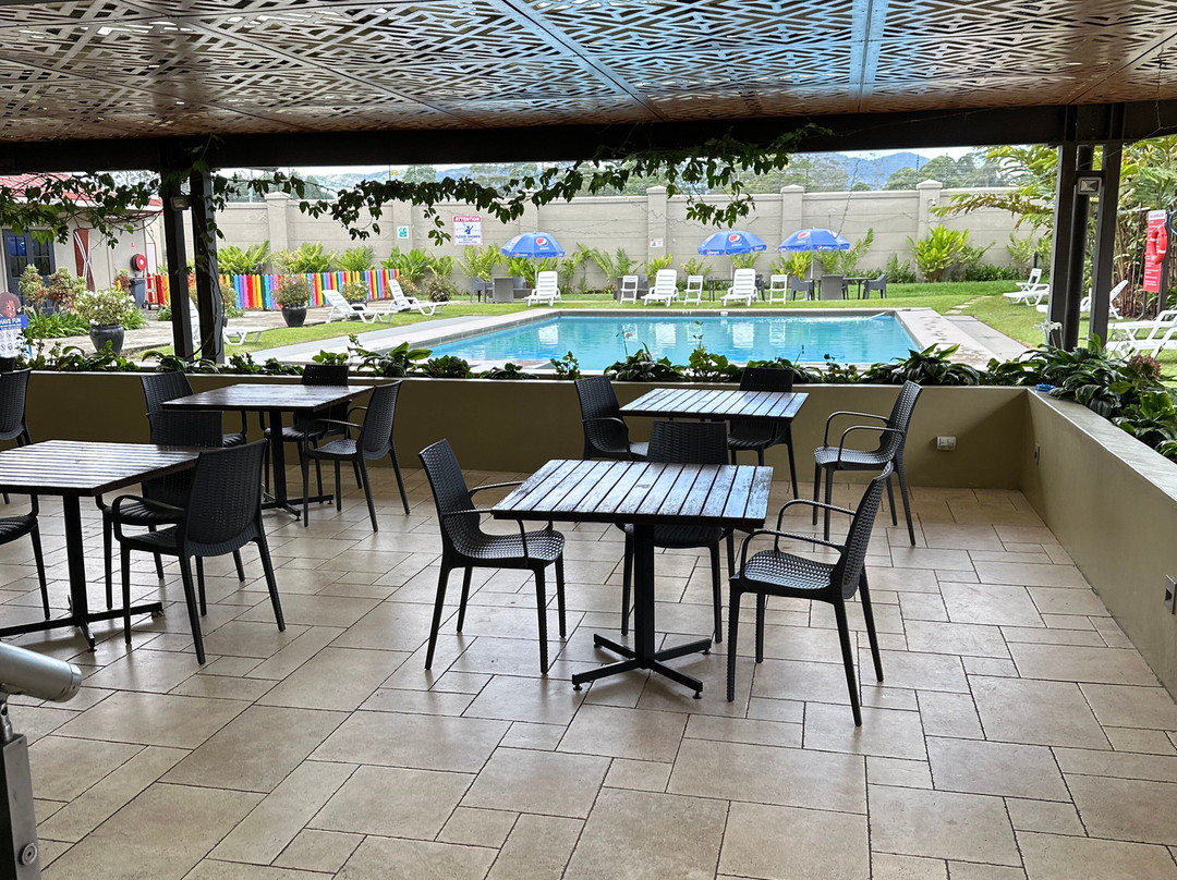 Highlander Hotel & Apartments主图