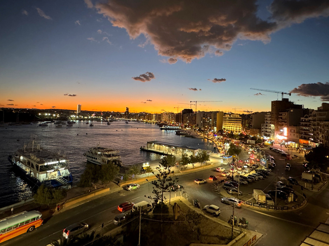 斯丽马滨海酒店主图