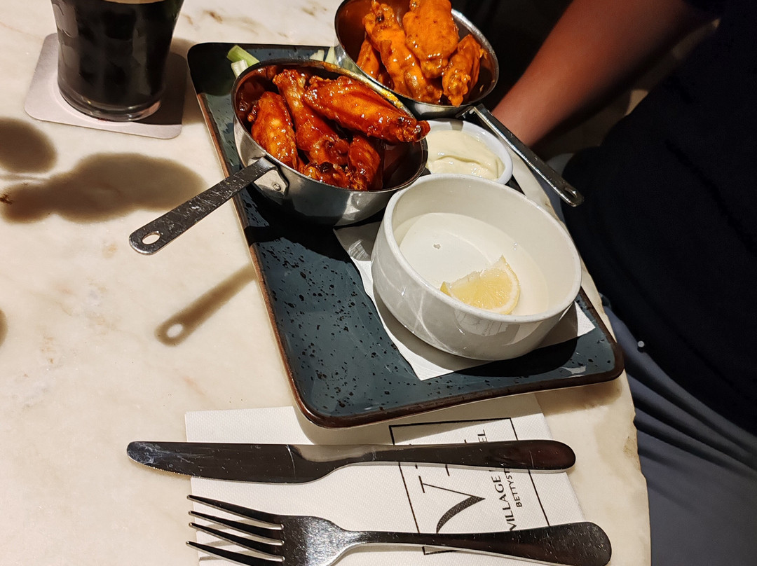 The Village Hotel, Bar & Restaurant主图