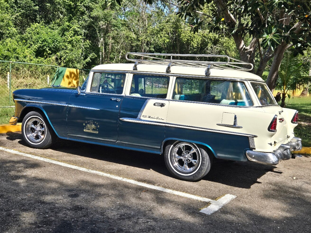 Cuban Classic Car Tours by Eddy