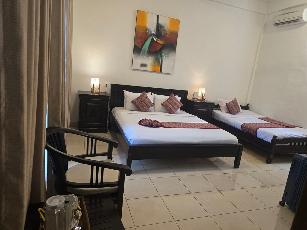 罗薇娜海滩苏玛酒店主图