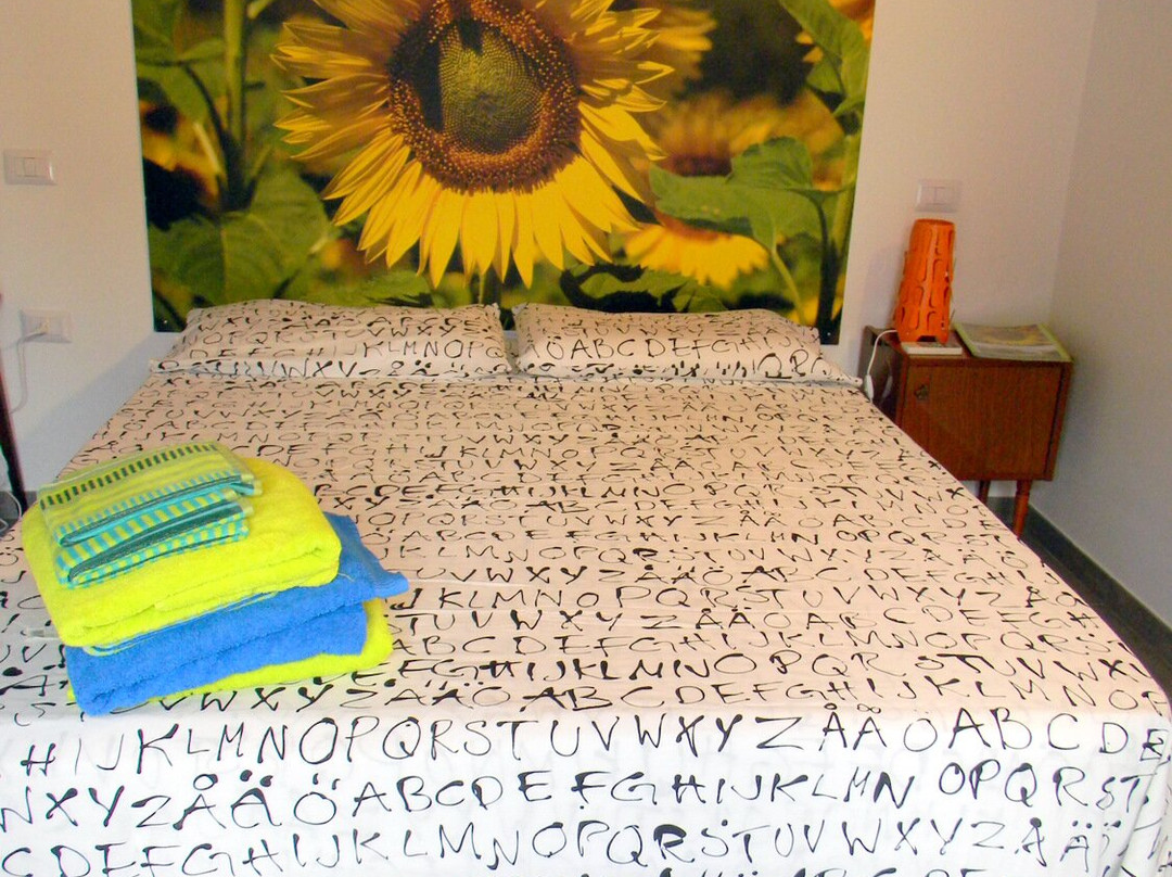 带游泳池的向日葵之家主图