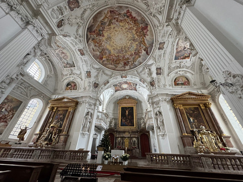 Pfarrkirche St. Quirinus-泰根塞必去景点