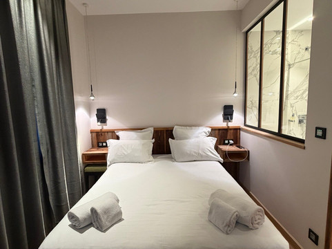 拉加雷纳酒店主图