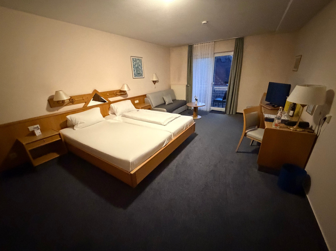 顶呱呱加尼孔雀酒店主图