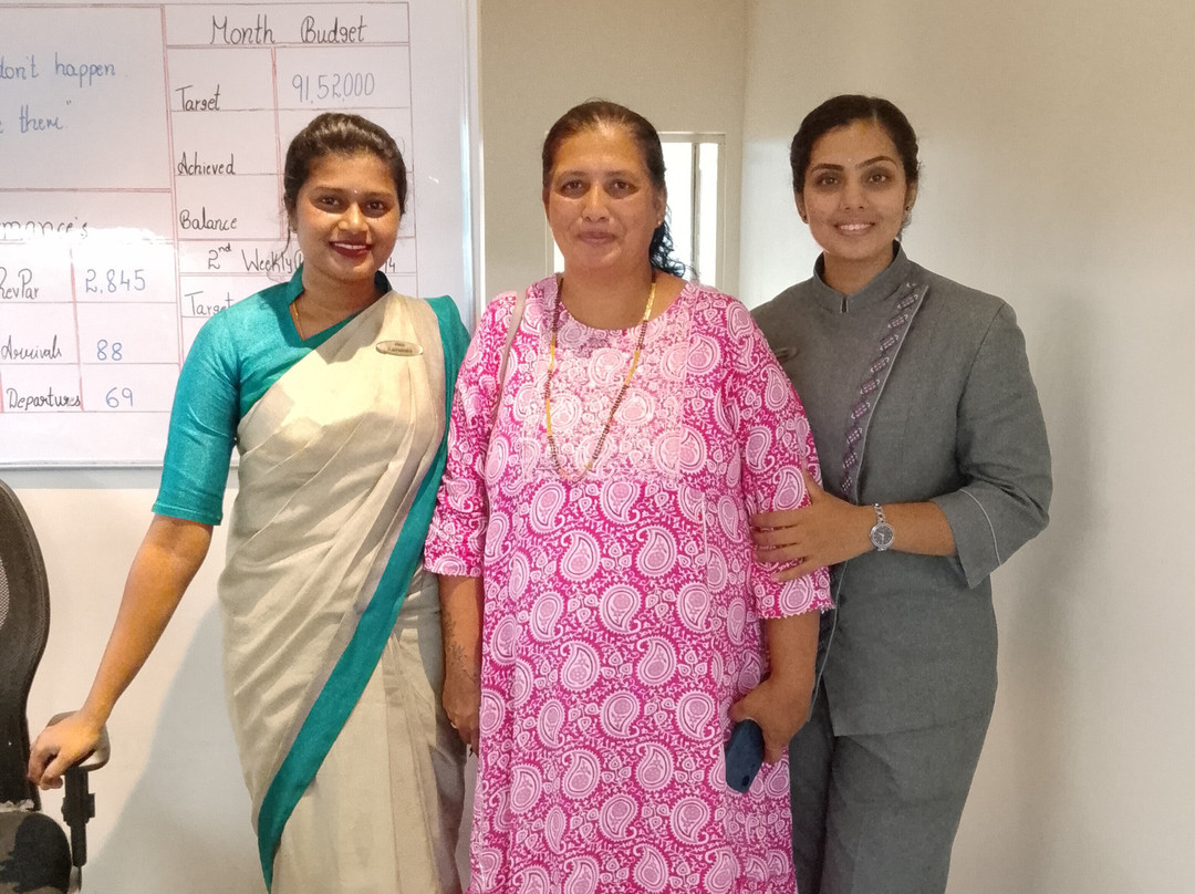 皇家兰花中央施莫加酒店主图