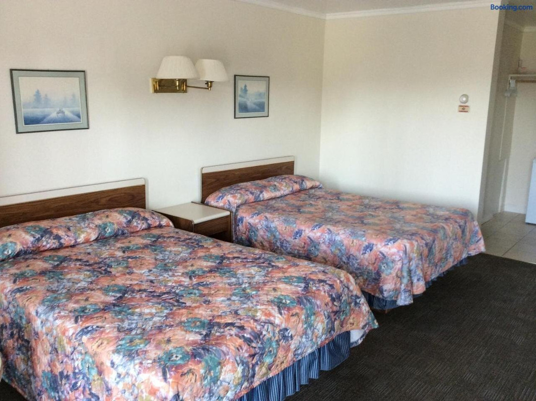 Ernestown酒店住宿-Embassy Motel